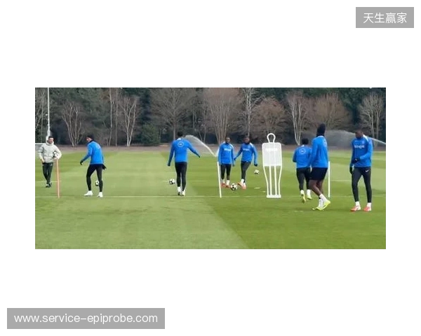 跟队：埃斯特旺参加了切尔西的公开训练，里斯、约恩森缺席